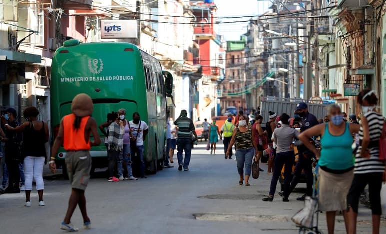 Las autoridades cubanas arrancaron este martes con un plan de medidas estrictas por 15 días en La Habana para combatir un rebrote del nuevo coronavirus y acabar con la propagación de bajo nivel, pero persistente, en la capital. (EFE)