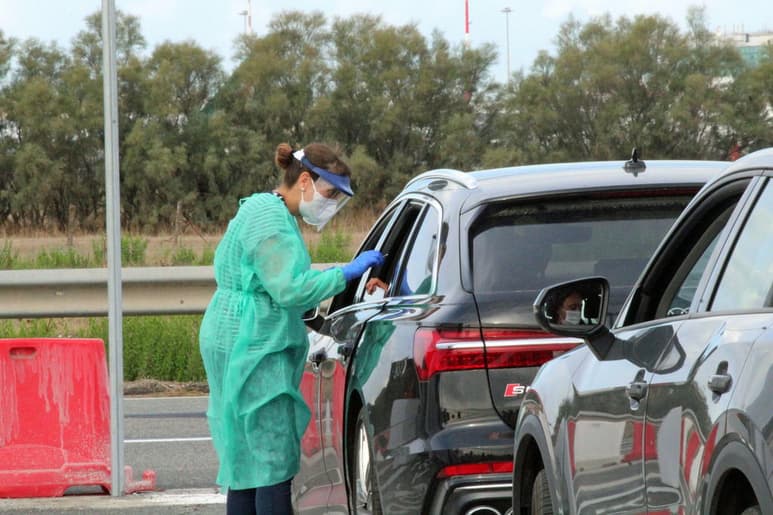 talia ha registrado un repunte de los nuevos contagios de coronavirus, con 1,326 las últimas 24 horas, frente a los 978 de este martes, y seis nuevos fallecimientos (dos más que ayer). (EFE)