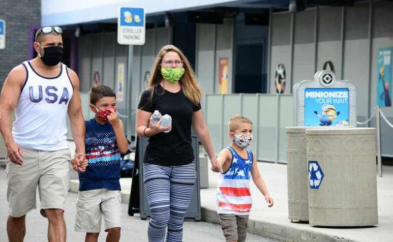 Las autoridades sanitarias de Florida (EUA) informaron este miércoles de 2,402 nuevos casos y 127 muertes por COVID-19, cantidades en línea con la tendencia a la baja de las últimas semanas, rota este martes por un brusco incremento debido a una anomalía en la entrega de resultados por un laboratorio. (ARCHIVO) 