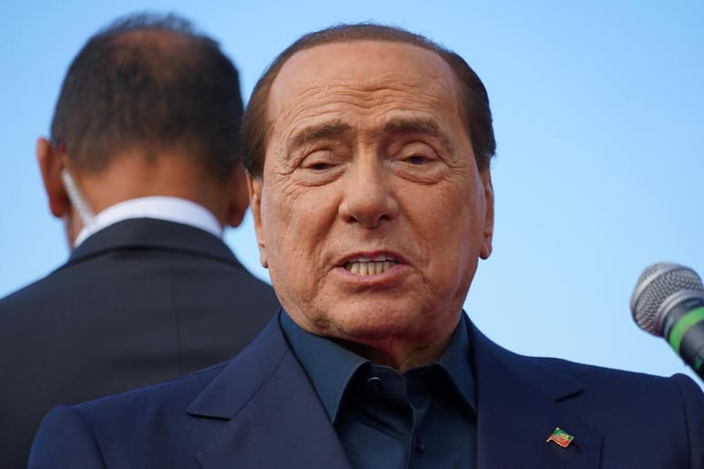 El exprimer ministro italiano Silvio Berlusconi, ha dado positivo al coronavirus después de haber visitado la isla de Cerdeña, informó hoy el servicio de prensa de su partido, el conservador Forza Italia. (EFE) 