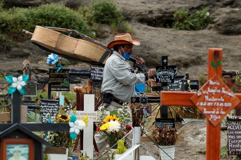 Los fallecidos por COVID-19 en el mundo son 852,758, lo que representa 4,355 decesos más con respecto a los reportados en la víspera. (ARCHIVO)