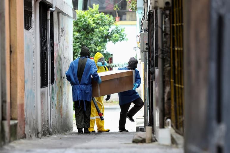 Ecuador registra hasta este miércoles 115,457 positivos y 6,619 decesos confirmados por COVID-19, mientras que los fallecimientos probables por la enfermedad suman 3,743, de acuerdo con el parte diario emitido por el Ministerio de Salud Pública. (ARCHIVO) 