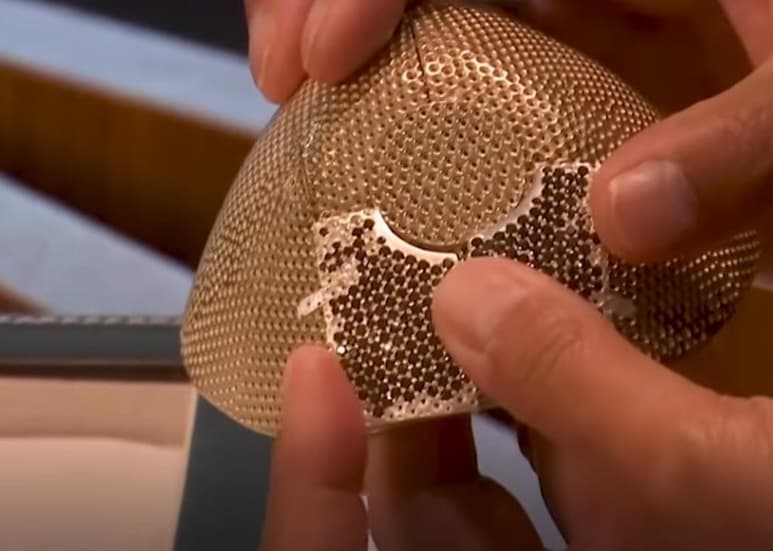 Con todas las características de las máscaras protectoras KN 99, el cubrebocas estará cubierto de oro blanco y diamantes, porque su peso se elevará hasta un 100% sobre las dimensiones de uno cotidiano. (YouTube)