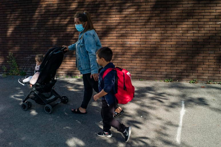 La directora del Centro Europeo para la Prevención y el Control de Enfermedades dijo el miércoles que el coronavirus no parece estar propagándose de manera significativa en las escuelas que abrieron anticipadamente en Europa. (ARCHIVO) 