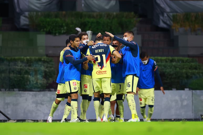 Jugadores del América celebran con Henry Martín, quien anotó el primer tanto, en la victoria de las Águilas 3-1 sobre Mazatlán FC. (JAM MEDIA)