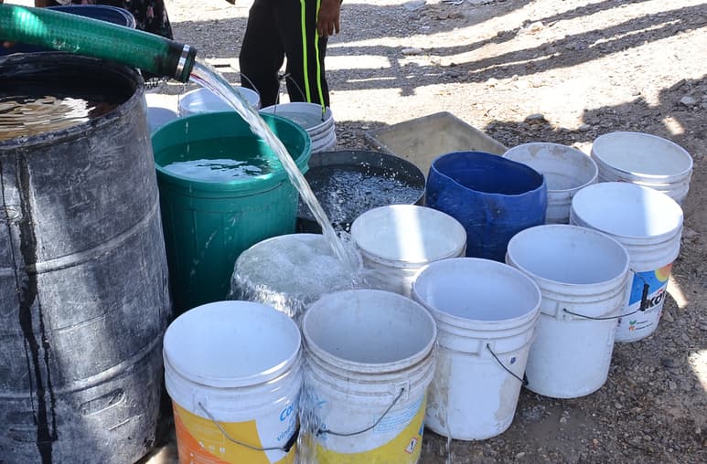 Los vecinos de estos sectores gastan cada tres días en pipas particulares para poder recibir agua. (EL SIGLO DE TORREÓN)