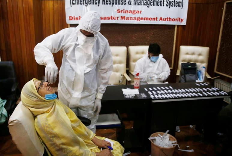 Los casos de COVID-19 comunicados oficialmente a la Organización Mundial de la Salud por todos los países se elevan hoy a los 25.8 millones. (EFE)