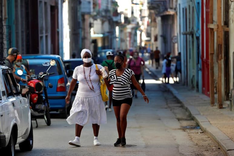 Cuba llegó a las 100 muertes por COVID-19 este jueves, jornada en la que la isla registró otros 88 positivos, su segunda cifra más alta de contagios diarios, y 638 casos activos de la enfermedad, el mayor número hasta la fecha. (ARCHIVO)