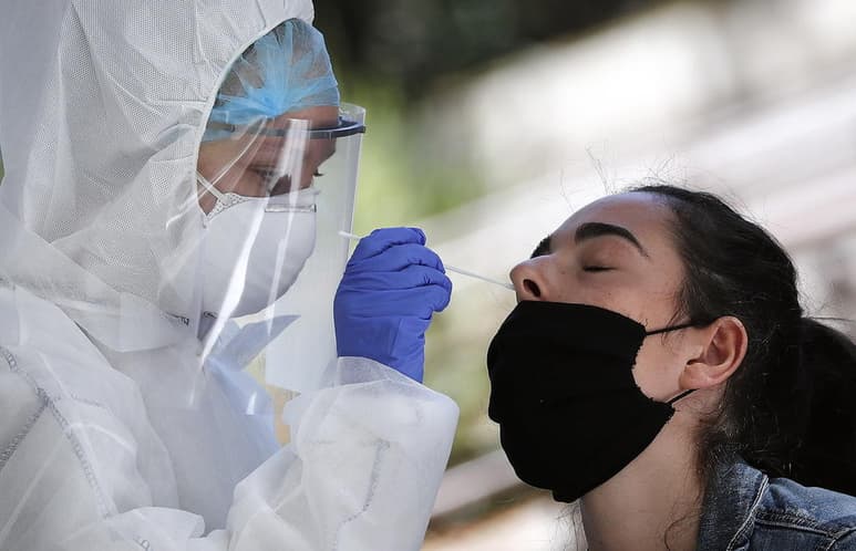 Francia anotó este jueves por segundo día consecutivo más de 7,000 nuevos casos de coronavirus en las últimas 24 horas, con un total de 7,157, que elevan a 300,181 los positivos desde el inicio de la epidemia. (ARCHIVO)