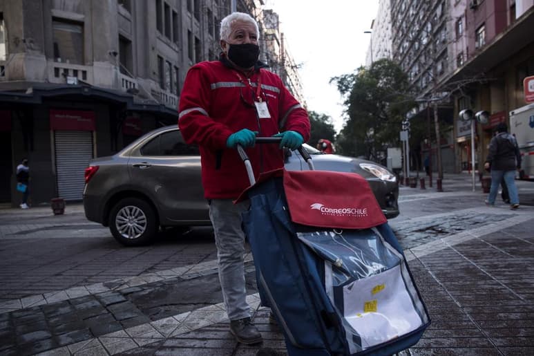 El porcentaje de hogares chilenos que declara que sus ingresos no le alcanzan para financiar sus gastos pasó del 16.5 % antes de la llegada del coronavirus al país al 48.8 % durante la actual pandemia. (ARCHIVO)