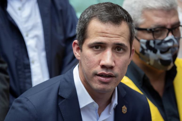 El líder opositor venezolano Juan Guaidó llamó este jueves a conformar un 'comando de no al fraude' que considera que serán las próximas elecciones legislativas después de que Henrique Capriles instara un día antes a aprovechar la oportunidad que abren los comicios. (ARCHIVO)