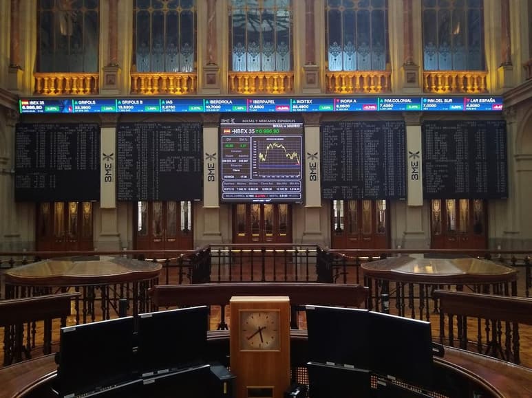Wall Street cerró este jueves con fuertes retrocesos desde los máximos históricos de ayer debido a la toma masiva de beneficios en el sector tecnológico, lo que llevó al Dow Jones a experimentar una de sus mayores caídas desde junio. (ARCHIVO)