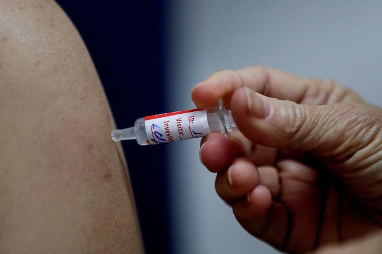 La carrera por desarrollar una vacuna contra el COVID-19 a la que se han lanzado decenas de farmacéuticas y firmas biotecnológicas ha generado esperanza y a la vez confusión sobre los plazos en los cuales una o más vacunas realmente podrían estar disponible para el público.
(ARCHIVO)