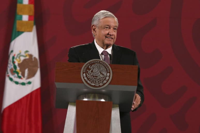 En conferencia de prensa en Palacio Nacional, el titular del Ejecutivo federal reiteró que su gobierno no aumentará impuestos y manifestó que ni en épocas de bonanza se justifica que haya derroche.
(ARCHIVO)