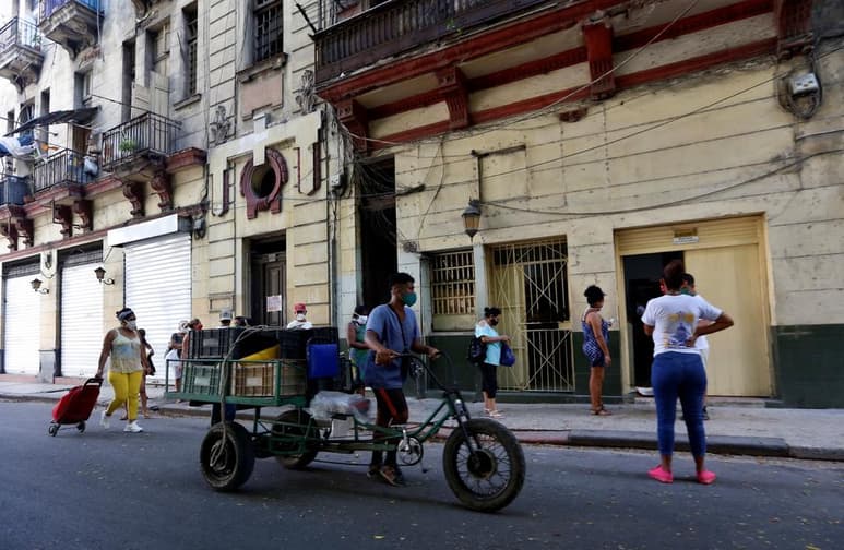 Cuba sumó este viernes 52 nuevos casos de coronavirus -28 autóctonos y 24 importados- y elevó a 677 los pacientes activos en la segunda ola de contagios que impacta al país caribeño desde el inicio de la pandemia. (ARCHIVO)