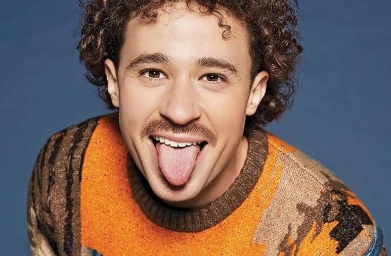 La polémica foto de Luisito Comunica ha dividido opiniones entre el público en redes sociales (CAPTURA)