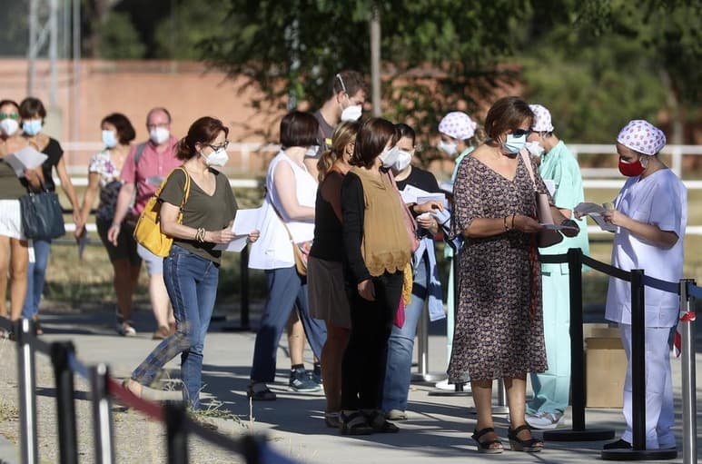 El Ministerio español de Sanidad registró este viernes el máximo de casos de coronavirus contabilizado en toda la pandemia, 10,476, de los que 4,503 fueron diagnosticados el jueves, y se acerca a los 500,000 contagios confirmados con PCR. (ARCHIVO)