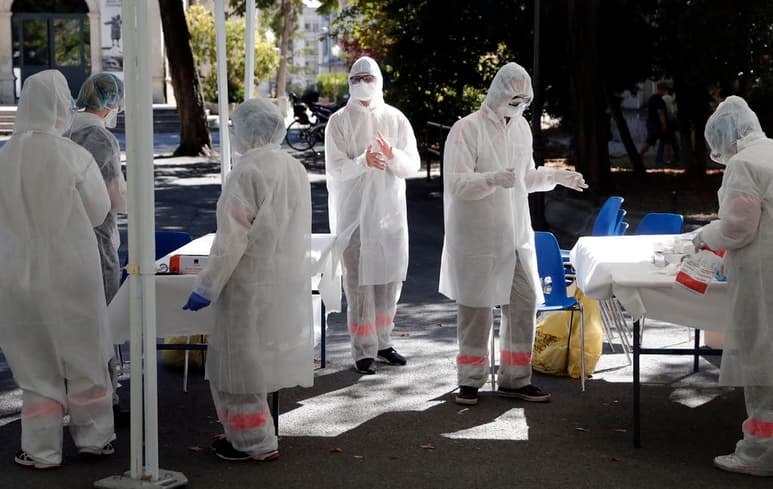 Francia registró este viernes 8,975 nuevos casos de coronavirus en las últimas 24 horas, un nuevo récord desde el inicio de la epidemia, que eleva a 309,156 el total de positivos registrados desde entonces. (ARCHIVO)