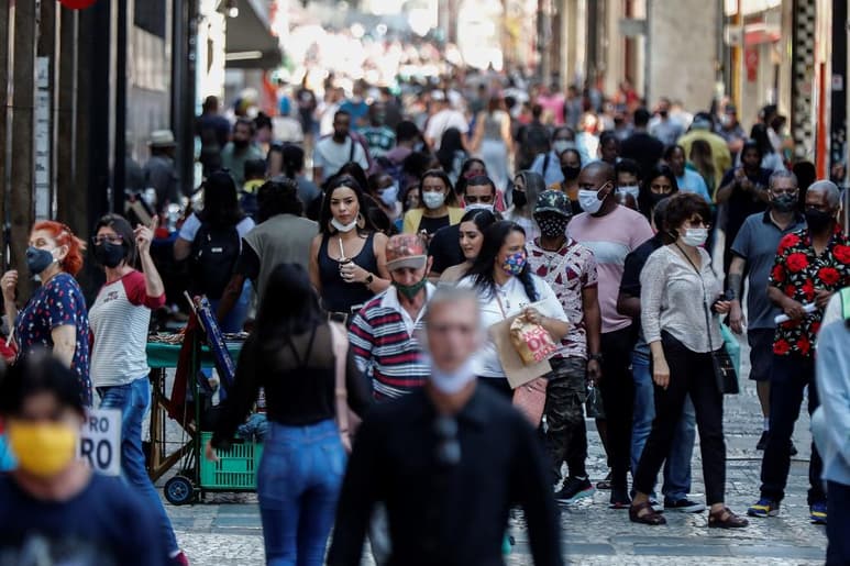Los casos de COVID-19 comunicados oficialmente a la Organización Mundial de la Salud por todos los países superaron hoy los 26 millones. (ARCHIVO)