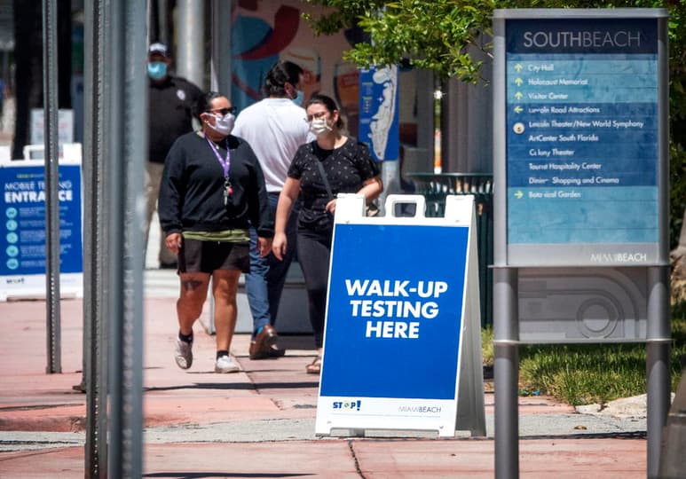 El estado de Florida (EUA), el segundo más afectado por la COVID-19 en el país, bajó ligeramente este viernes la suma de sus casos de contagios diarios con 3,198, mientras las autoridades locales alentaron a la población a cumplir las normas sanitarias durante el festivo nacional de 'Labor Day' el lunes. (ARCHIVO)