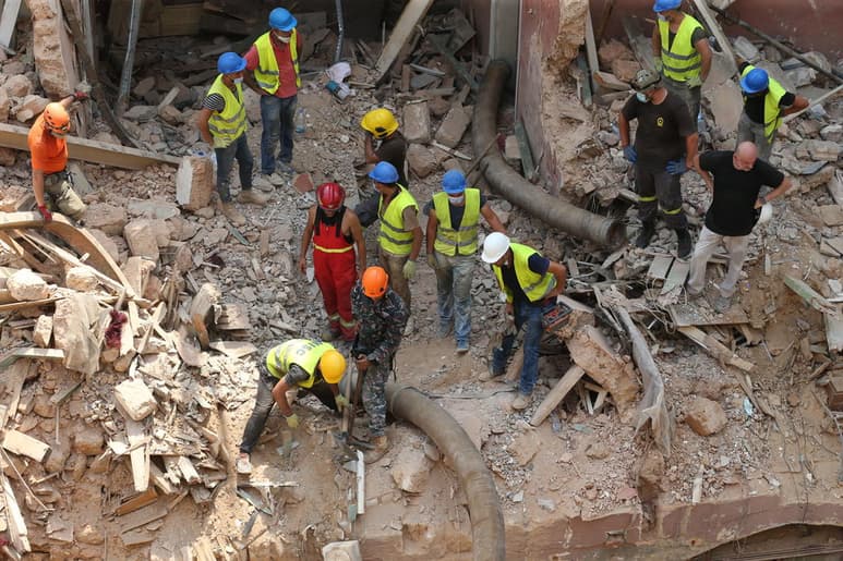 En el interior de un edificio devastado en el centro de Beirut, un perro detectó 'respiración' hace dos días, un mes después de la explosión en el puerto de Beirut que sacudió al país entero. (EFE)