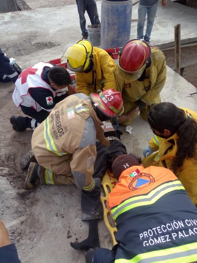 Fuentes de seguridad informaron que el hombre se encontraba en la azotea de un domicilio cuando accidentalmente tocó los cables de alta tensión.
(EL SIGLO DE TORREÓN)