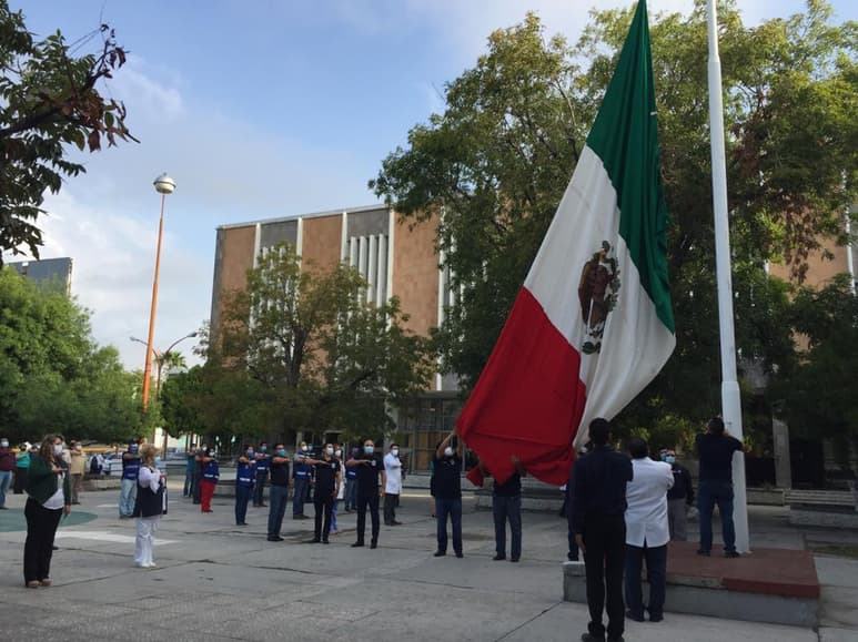 Una emotiva ceremonia en la que se recordó a los que se han adelantado y que ha causado consternación en el sector salud de los tres niveles de gobierno, ante la perdida de trabajadores de la salud en su lucha contra la pandemia del Coronavirus.