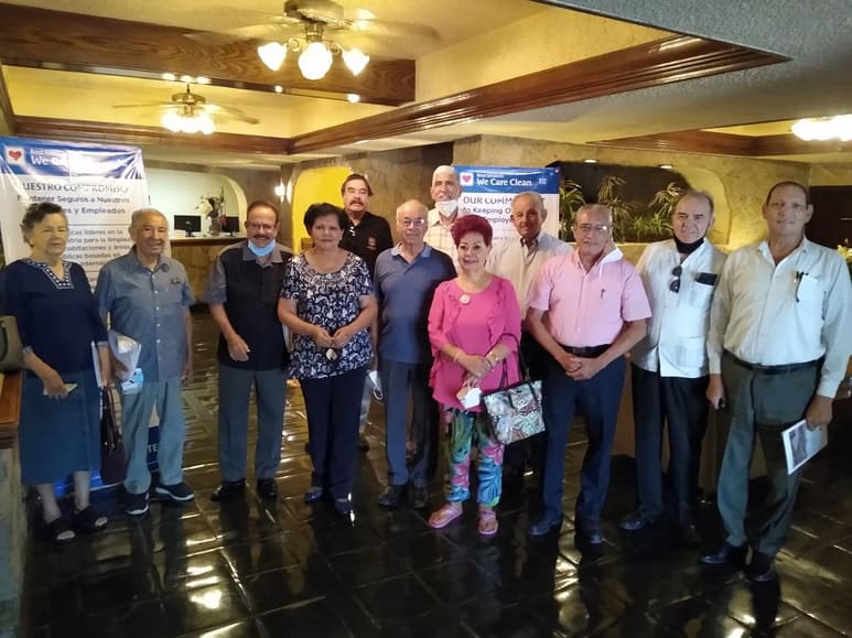 Exalumnos del “Instituto 18 de Marzo” pertenecientes a diferentes generaciones se reunieron este viernes para tomar el acuerdo de manifestar públicamente su absoluto respaldo al gobernador del estado de Durango, José Rosas Aispuro Torres, y a los ex directores agrupados en el Consejo Consultivo Honorario, en el sentido de elevar al rango de Universidad al actual Instituto. (DIANA GONZÁLEZ)