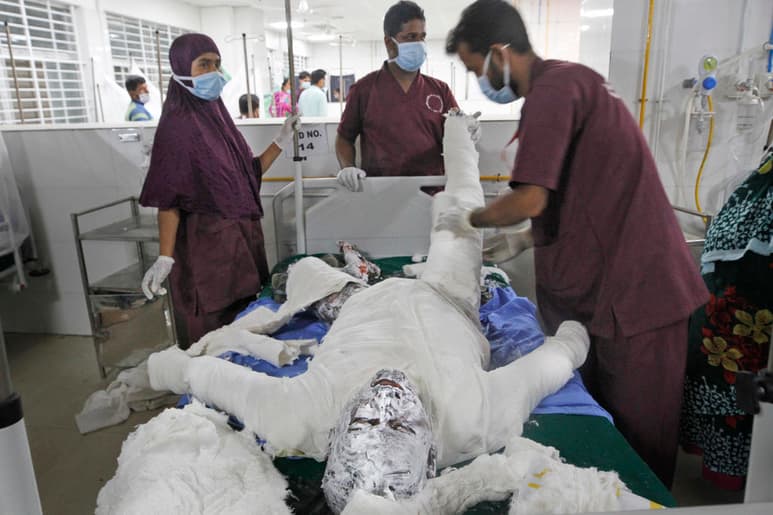 Un gasoducto subterráneo cercano a una mezquita explotó el viernes durante las oraciones nocturnas en las afueras de la capital de Bangladesh, dejando a docenas de feligreses musulmanes con graves quemaduras, informaron las autoridades el sábado. (AP)
