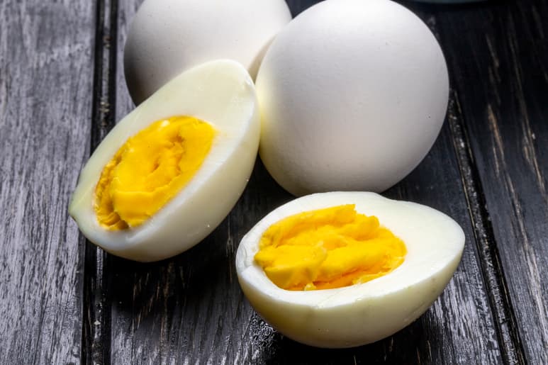 Añade media cucharadita de bicarbonato para que los huevos cocidos no se rompan al pelarlos. (ARCHIVO)
