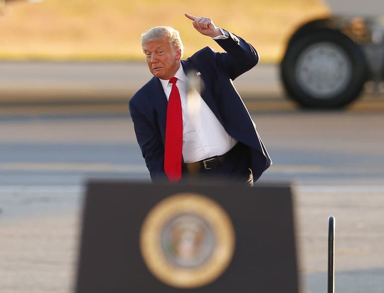 Donald Trump y Joe Biden se enfrentan por la publicación en una revista.
