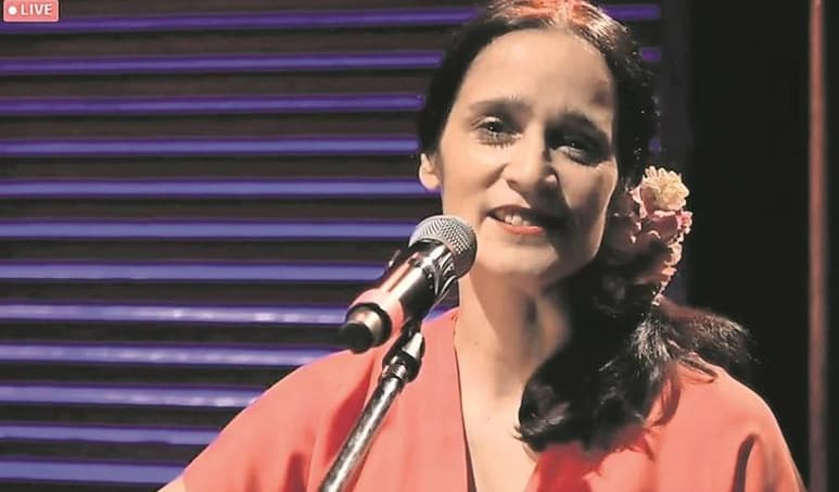 Sentada frente a su piano, Julieta agradeció ser invitada a este encuentro cultural, que este año es digital por la pandemia derivada del coronavirus. (El Universal)