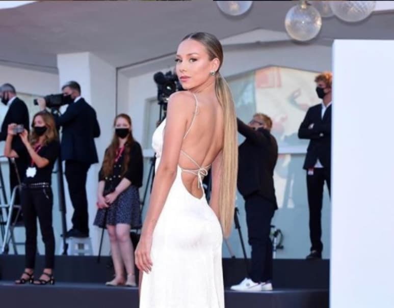 Este fin de semana se dio a conocer que el vestido blanco con el que Ester Expósito fue aclamada en el Festival de Cine de Venecia, será subastado para apoyar a una organización educativa. (Instagram)