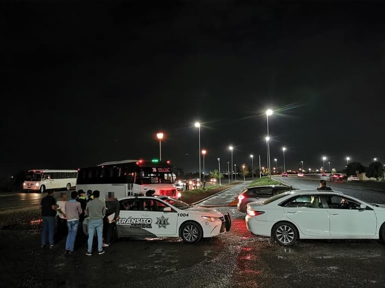 El incidente se registró la madrugada de este domingo, en un filtro instalado en el bulevar Miguel Alemán de Gómez Palacio. (EL SIGLO DE TORREÓN)