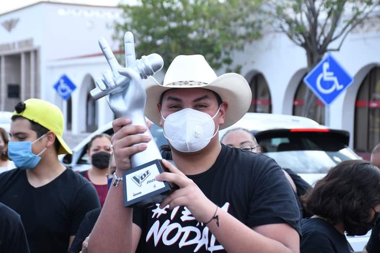 Llegada. Fanáticos, amigos y familiares se congregaron en el aeropuerto para recibir al ganador de La Voz Azteca, el cantante lagunero Fernando Sujo.