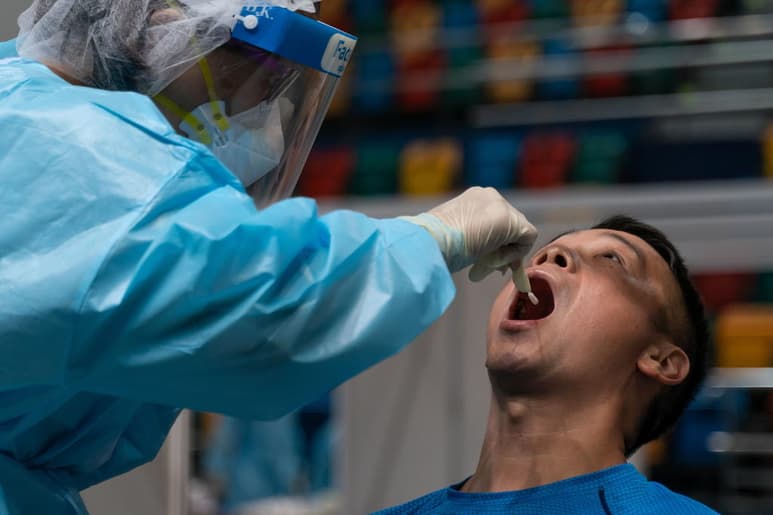 La directora técnica de la Organización Mundial de la Salud (OMS) encargada de la COVID-19, Maria Van Kerkhove, subrayó hoy que por ahora son 'casi irrelevantes estadísticamente hablando' los casos de reinfección del coronavirus en el mundo. (ARCHIVO)