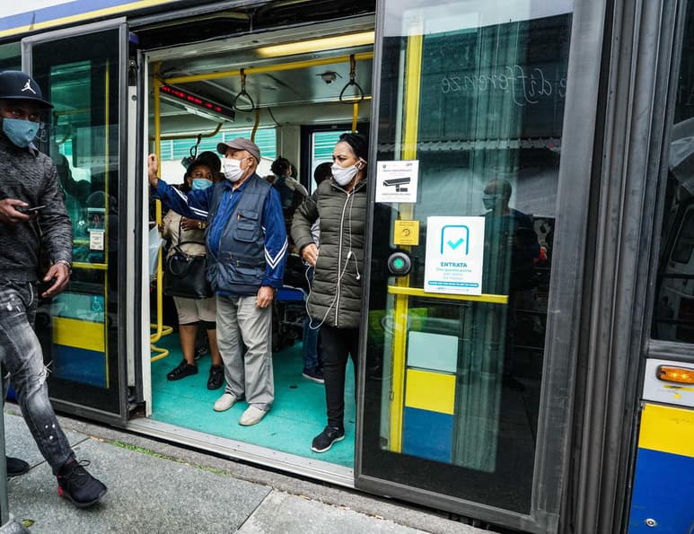 Italia registró 1,108 contagios de coronavirus en últimas 24 horas, un número menor que los 1,297 nuevos casos del domingo, aunque con muchas menos pruebas realizadas, y sumó 12 fallecidos. (ARCHIVO)