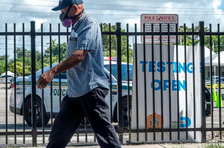 Los nuevos casos confirmados y muertes por la COVID-19 en Florida fueron este lunes 1,838 y 22, cifras inferiores a las del día anterior y en la línea de remisión de la prevalencia de la enfermedad iniciada en agosto. (ARCHIVO)