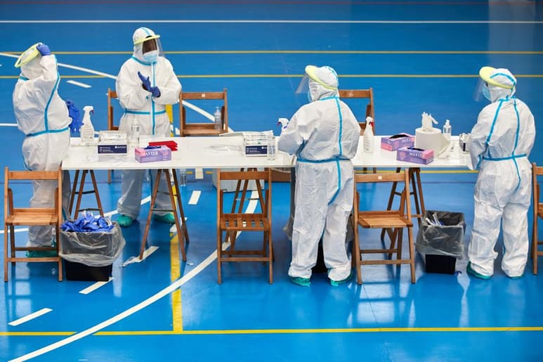 España sumó 26,560 nuevos casos confirmados de coronavirus desde el viernes, 2,440 detectados en las últimas 24 horas, con lo que la cifra total desde el inicio de la pandemia se eleva a 525,549 infectados, mientras que el de fallecidos asciende a 29,516. (ARCHIVO)