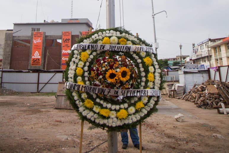En la parte sur del palacio municipal, que se vino abajo la noche del sismo, el edil Emilio Montero Pérez, David Cervantes comisionado federal del PNR, y Edna Vega de la Comisión Nacional de Vivienda ( Conavi) colocaron una ofrenda floral y rindieron homenaje a las 82 víctimas, 78 de ellas en esta ciudad zapoteca.
(EL UNIVERSAL)
