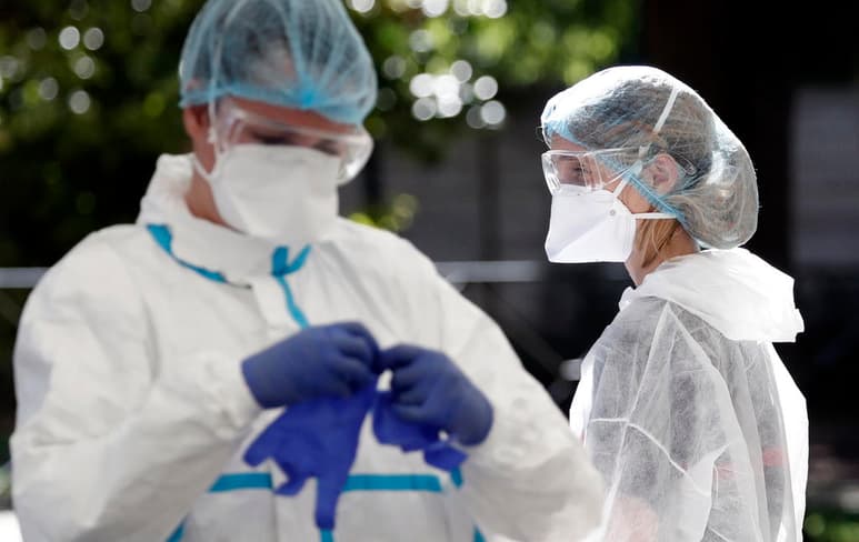 Francia registró en las últimas 24 horas 4,203 nuevos casos de COVID-19, mucho menos de los 7,071 notificados ayer, domingo, y menos de la mitad de los 8,550 del sábado. (ARCHIVO)