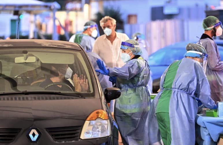 El Consejo de ministros de Italia aprobó hoy un nuevo decreto en el que prolonga las medidas adoptadas para contener la difusión de la COVID-19, como el uso de mascarilla en espacios cerrados o las restricciones en las llegadas de otros países, hasta el 7 de octubre. (ARCHIVO)