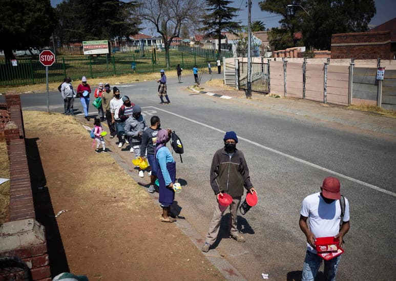 La pandemia por la COVID-19 no da tregua en la región central del norte de África, con cientos de casos diarios en Túnez, Argelia y Libia que deben gestionar en paralelo una aguda crisis económica y la inestabilidad política. (ARCHIVO)