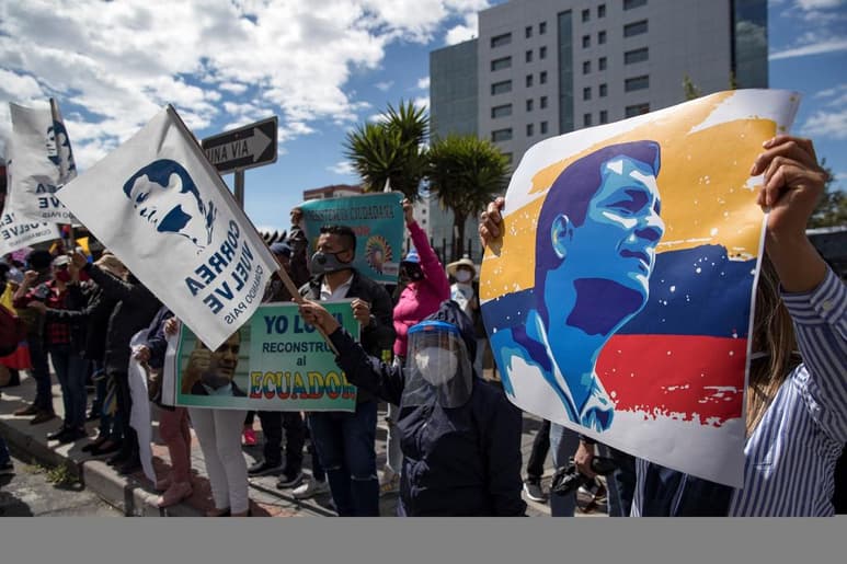 Un tribunal de Casación de Ecuador desestimó este lunes el recurso presentado por el expresidente Rafael Correa para que se anule una sentencia de ocho años de prisión e igual tiempo de inhabilitación política, por un delito de cohecho en el caso 'Sobornos 2012-2016'. (EFE)