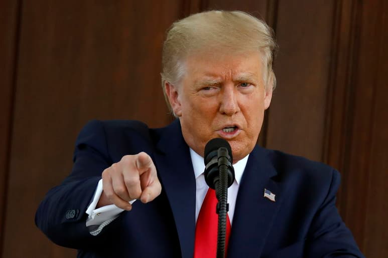 El presidente Donald Trump dijo el lunes que los líderes del Departamento de Defensa quieren seguir librando guerras para mantener “felices” a los contratistas de defensa. (EFE)