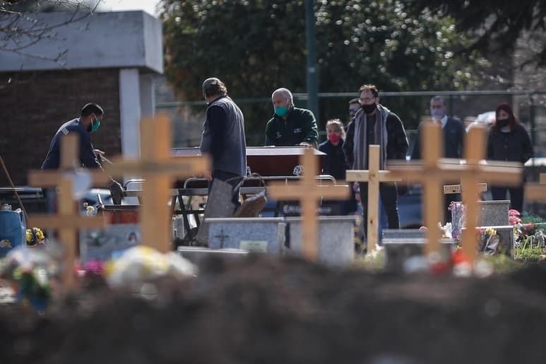 Argentina superó este lunes las 10,000 muertes por COVID-19 tras casi seis meses de medidas de confinamiento, en un momento marcado por el temor al colapso sanitario en varios puntos del país y por la polémica apertura de terrazas al aire libre en Buenos Aires, a pesar de la alta incidencia de contagios diarios. (EFE)