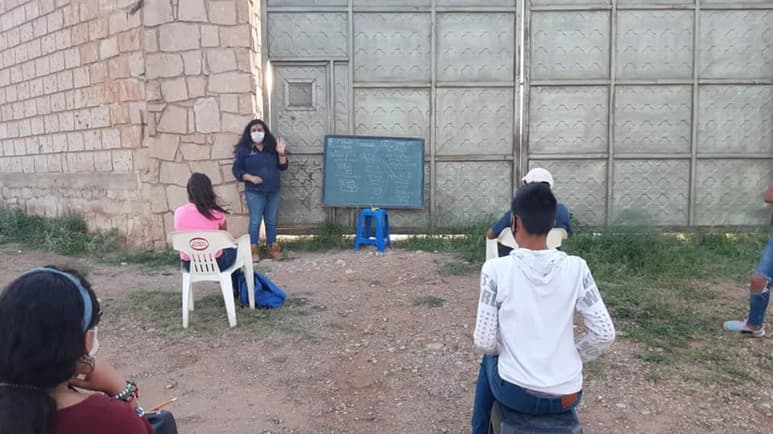 Los maestros buscan la forma de trabajar con sus alumnos para resolver las dudas que tienen y evitar que se queden atrás. (EL SIGLO DE TORREÓN)