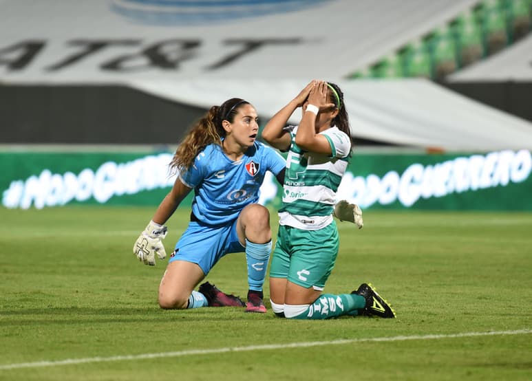 Las Guerreras sufrieron su tercera derrota del torneo tras caer ayer por la noche 3-0 ante las Rojinegras del Atlas, en el cierre de la jornada cuatro. (JESÚS GALINDO)