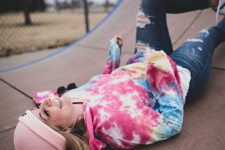 El 'tie-dye' le dará un toque único a tus outfits, además lo puedes hacer en casa. (AGENCIAS)