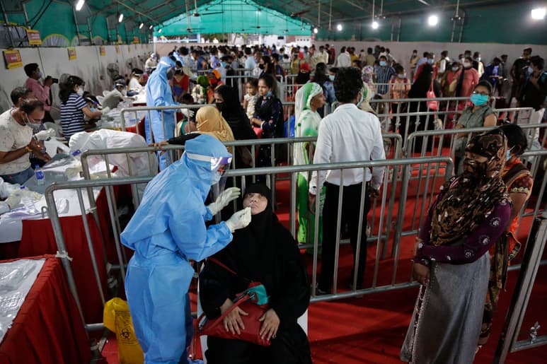 La India muestra, como ningún otro país, el rápido avance del virus, muy por encima de Estados Unidos. (AP)